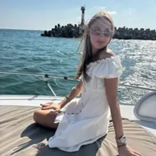 Profile photo of selena_favn