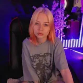 Profile photo of petitelia_