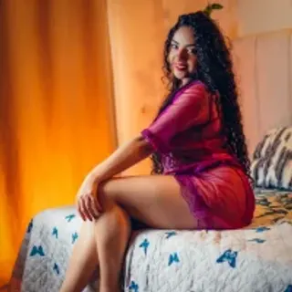 Profile photo of emiily_curly