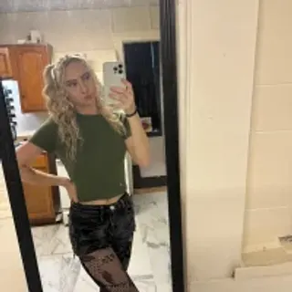 Profile photo of poison_ivyyy