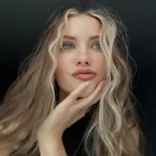 Profile photo of hollyclark_