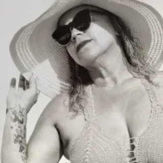Profile photo of thalia_tits